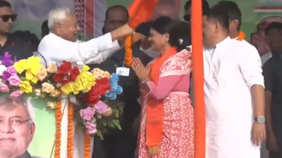 ‘Gazab aadmi hai’: Nitish Kumar’s awkward garland moment goes viral; Tejashwi renews 'health' attack
