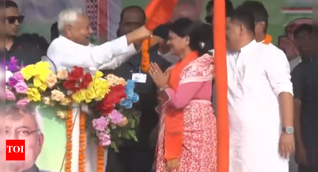<div>‘Gazab aadmi hai’: Nitish Kumar’s awkward garland moment goes viral; Tejashwi renews 'health' attack</div> <div>‘Gazab aadmi hai’: Nitish Kumar’s awkward garland moment goes viral; Tejashwi renews 'health' attack</div>