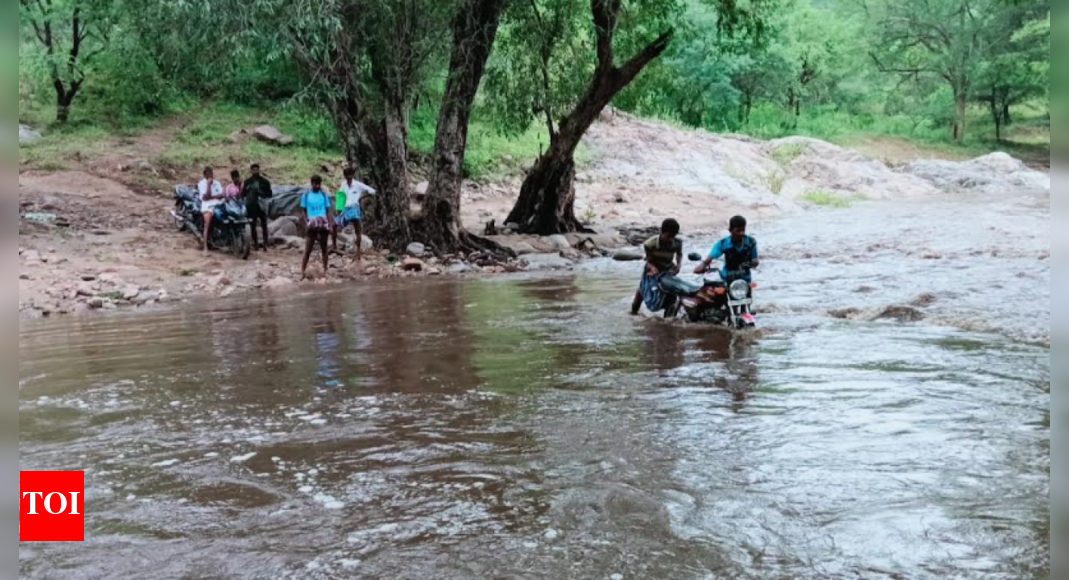 Villagers demand construction of bridge across Maniyachi river