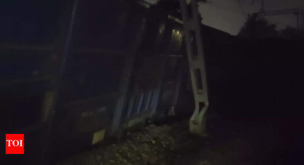 Goods train derails in Mathura; Delhi to Agra, Jhansi routes suspended; rescue teams on way Goods train derails in Mathura; Delhi to Agra, Jhansi routes suspended; rescue teams on way
