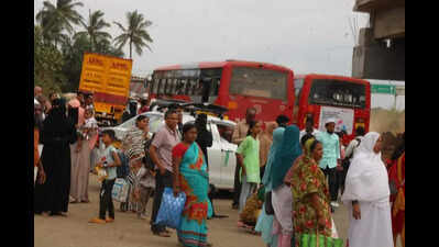 Gabbur Cross triggers a ‘Sholay’ of traffic mess