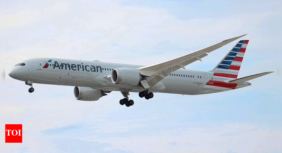 <div>'Knocking on cockpit door': American Airlines flight makes emergency landing after pilots mistake crew for hijackers</div> <div>'Knocking on cockpit door': American Airlines flight makes emergency landing after pilots mistake crew for hijackers</div>