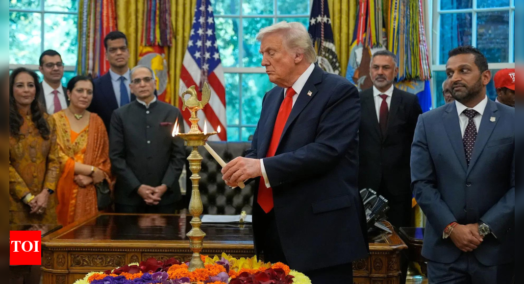 <div>Diwali at White House: Donald Trump lights lamps, says 'spoke with PM Modi, discussed trade, Pakistan' - watch</div> <div>Diwali at White House: Donald Trump lights lamps, says 'spoke with PM Modi, discussed trade, Pakistan' - watch</div>