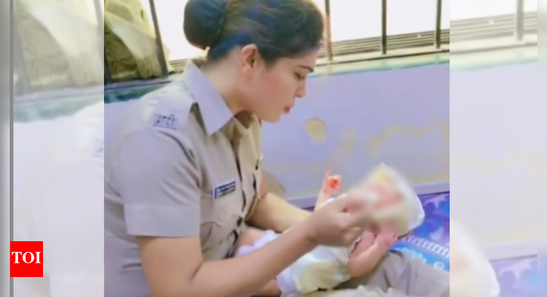 <div>Midnight rescue: Mumbai Police saves newborn left abandoned in Goregaon; 'Nirbhaya squad' takes action</div> <div>Midnight rescue: Mumbai Police saves newborn left abandoned in Goregaon; 'Nirbhaya squad' takes action</div>