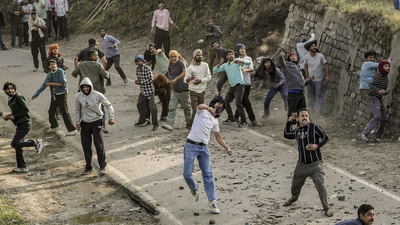  Shimla villagers engage in traditional stone-pelting ritual; sacred blood tilak marked