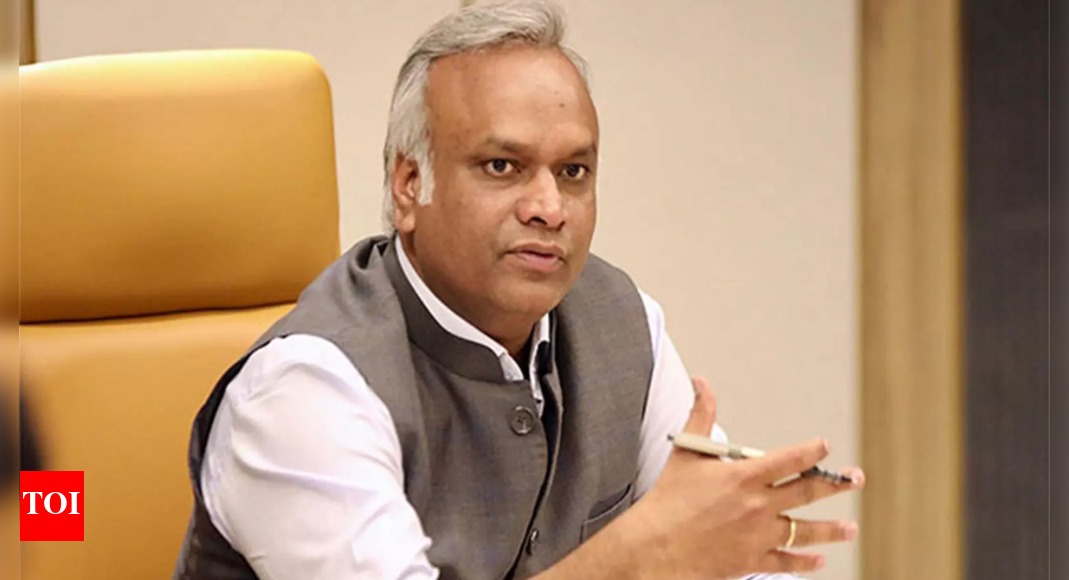 <div>'Fake Desh Bhakts': Priyank Kharge accuses RSS of loot; cites video of BJP MLA exposing outfit</div> <div>'Fake Desh Bhakts': Priyank Kharge accuses RSS of loot; cites video of BJP MLA exposing outfit</div>