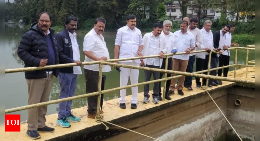 Minister inspects work on Ooty municipal market