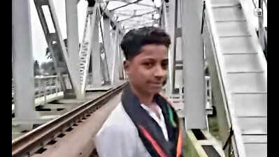 Puri teen dies after train hits him while making reel