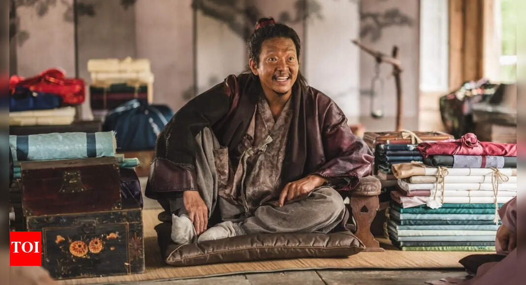 Park Ji-hwan's Mudeok shines in The Murky Stream; Balances toughness with deep emotional nuance