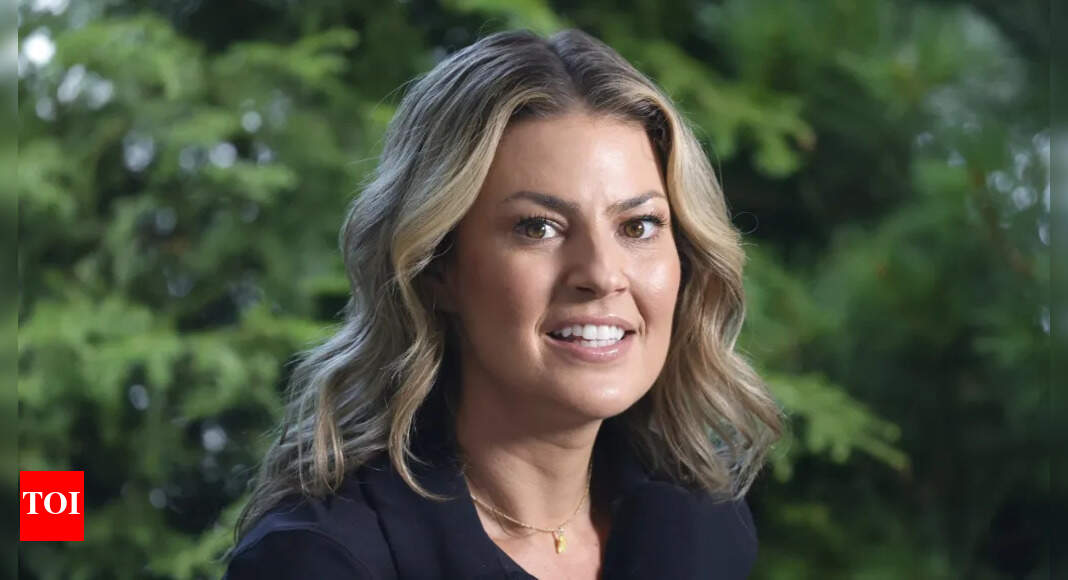 Amanda Balionis brings elegance back to the fairways as she resumes golf coverage in Dubai