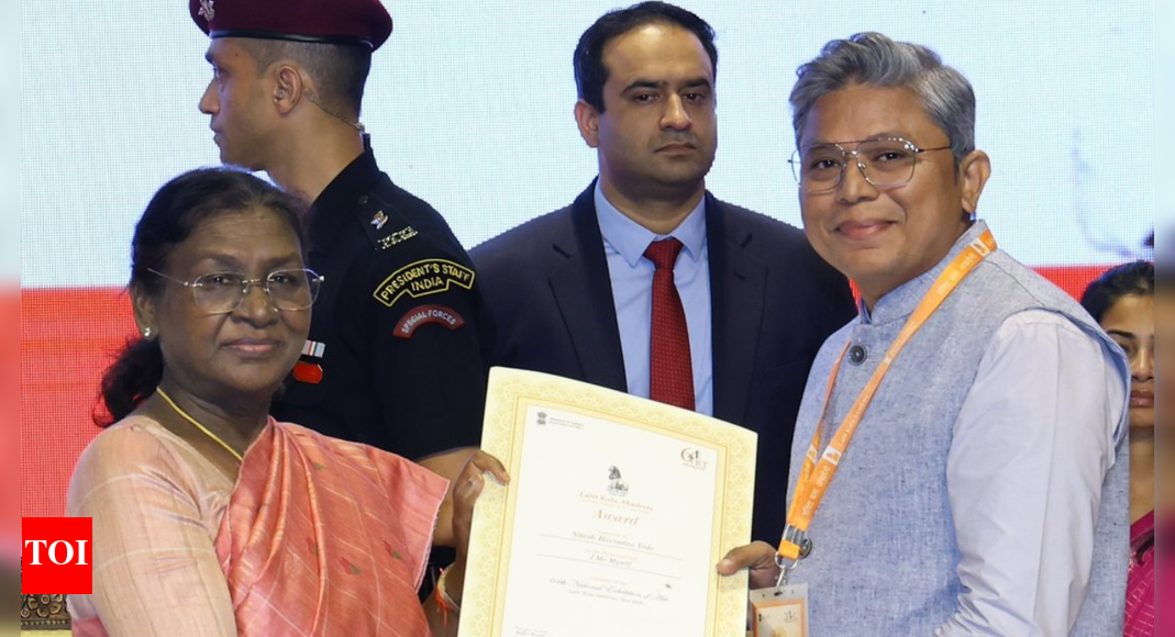 <div>President Droupadi Murmu confers National Award on Maharashtra painter Nilesh Vede for his artwork 'I, Me and Myself'</div> <div>President Droupadi Murmu confers National Award on Maharashtra painter Nilesh Vede for his artwork 'I, Me and Myself'</div>