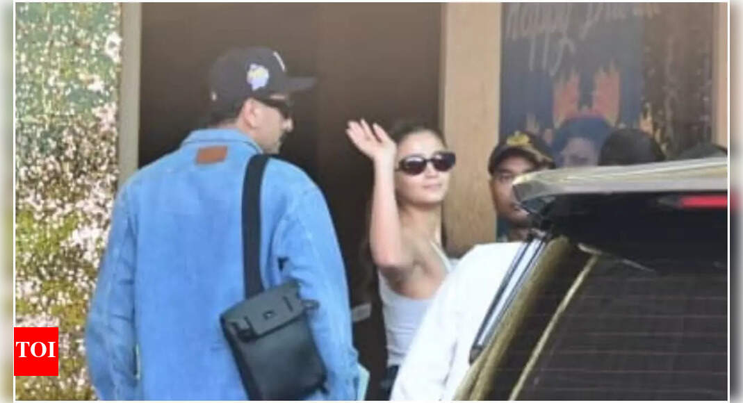 Ranbir Kapoor and Alia Bhatt spotted at Mumbai airport Ranbir Kapoor and Alia Bhatt spotted at Mumbai airport
