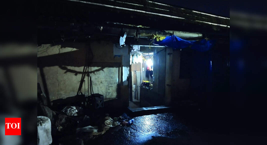 Left without power, Ponda cloth vendors finally agree to move