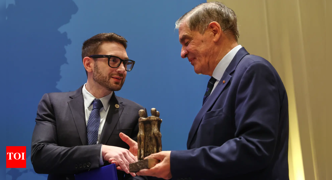 George Soros receives prize for work on Roma, Sinti rights
