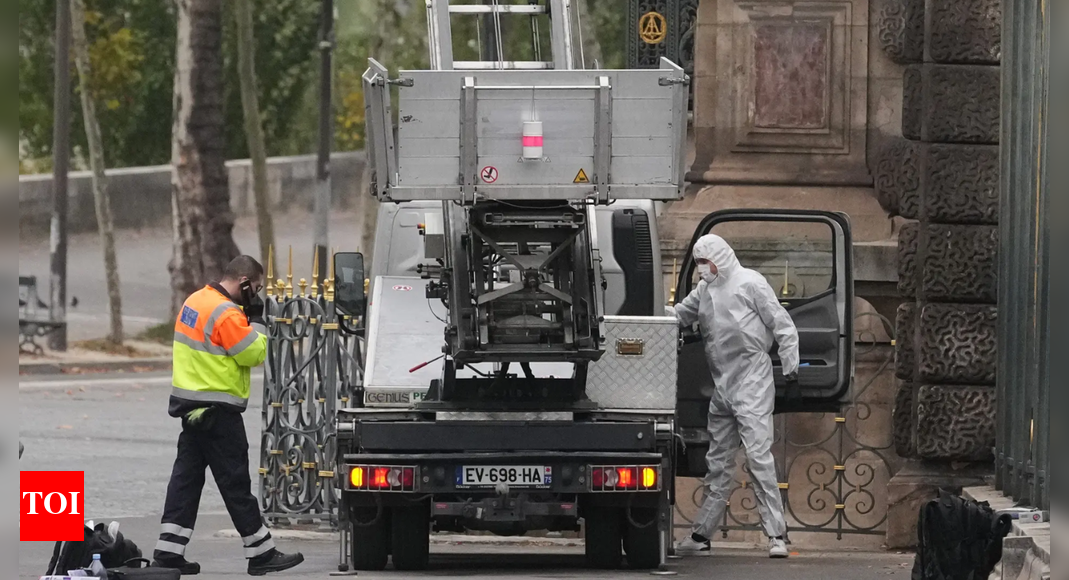 Louvre thieves left trail of DNA samples on helmet, gloves