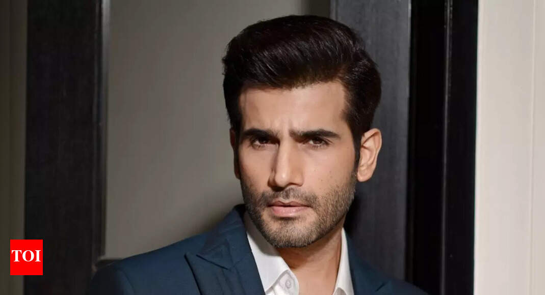 Karan Tacker reveals bringing girls home while staying with parents; says, “I’m not married, my parents are cool”