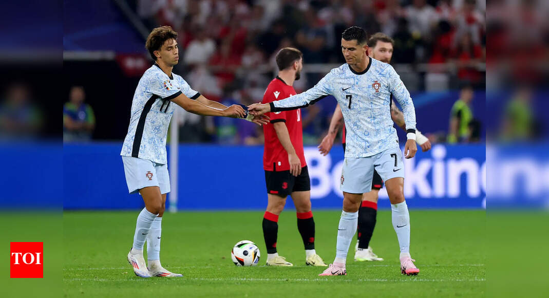 ख्रिस्तियानो रोनाल्डोच्या पोर्तुगासोबत मिठी मारून सेल्फी घेतल्याबद्दल केरळच्या एका फुटबॉल चाहत्याने तुरुंगात रात्र काढली…