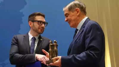 George Soros recibe un premio por su trabajo sobre los derechos de Roma, Sinti