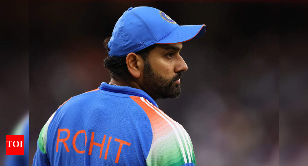 Watch: Rohit greeted by airport frenzy as India reaches Sydney