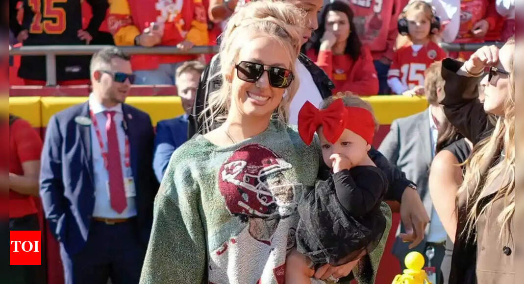 Brittany Mahomes turns heads in statement outfit showcasing Patrick Mahomes’ face all over | NFL News