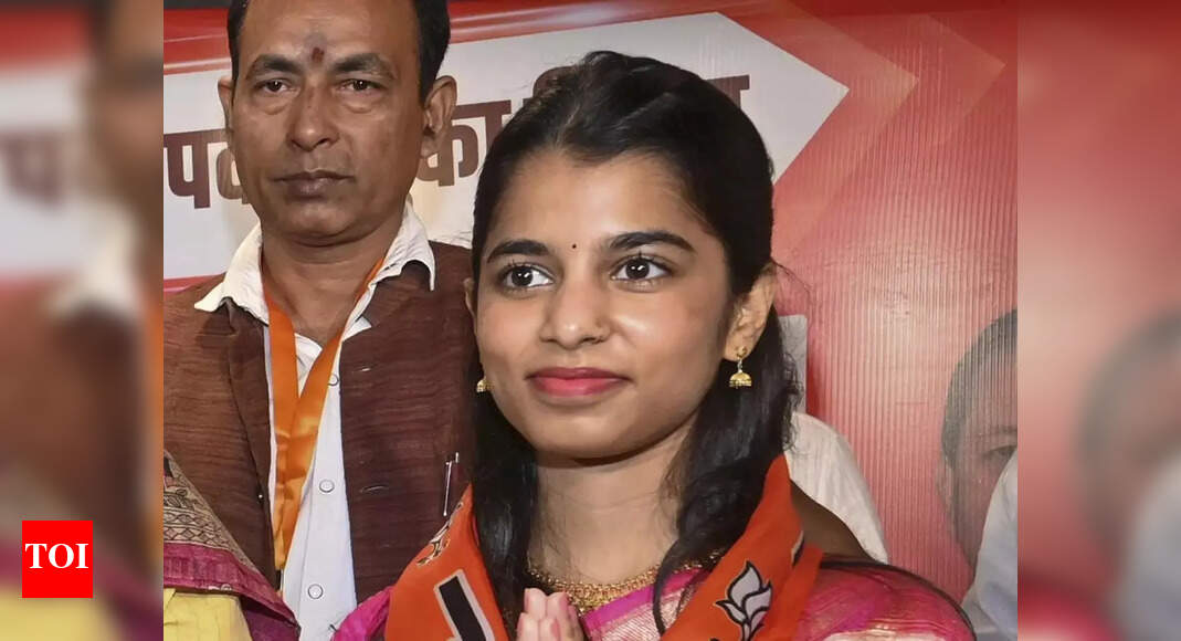 Singer Maithili Thakur faces backlash for video of eating makhana from Mithila 'paag'