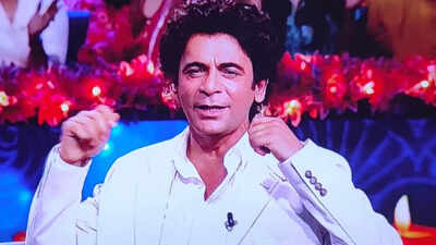  Sunil Grover says he gets stopped by security during check-in; says ‘They think my costume look is my real look’