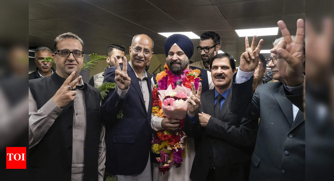 <div>BJP stops NC clean sweep in J&K RS poll, wins 1 seat with 4 'extra' votes</div> <div>BJP stops NC clean sweep in J&K RS poll, wins 1 seat with 4 'extra' votes</div>