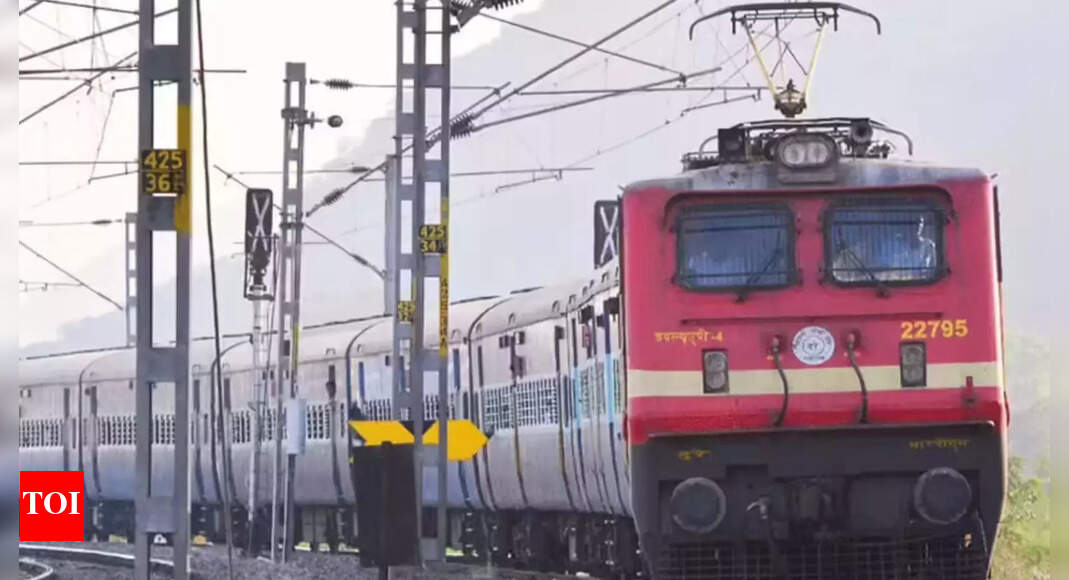 Railways aims at having quick cleaning teams after every 3-4 stations, wash toilets in under a minute Railways aims at having quick cleaning teams after every 3-4 stations, wash toilets in under a minute
