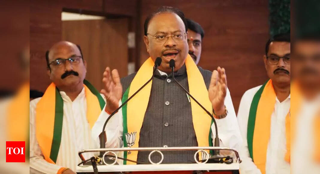 'Your phones are on radar': Maharashtra BJP minister to party members; row erupts