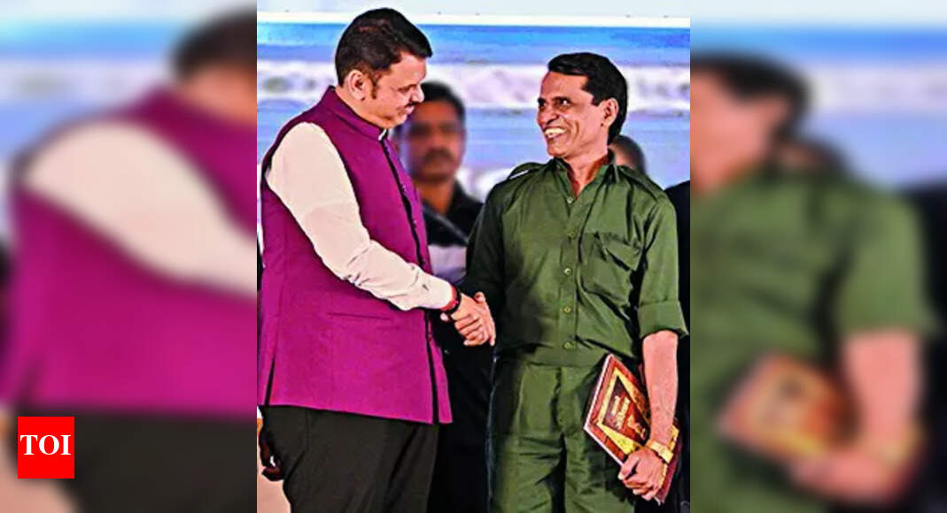 <div>Fadnavis struck 'deal' for Maoist surrenders</div>