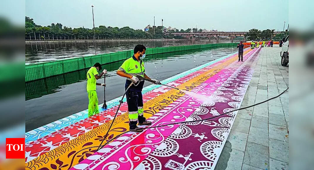 दिल्ली में छठ पूजा के लिए स्कूलों में छुट्टी घोषित; श्रद्धालुओं के लिए 1,300 घाट तैयार दिल्ली में छठ पूजा के लिए स्कूलों में छुट्टी घोषित; श्रद्धालुओं के लिए 1,300 घाट तैयार