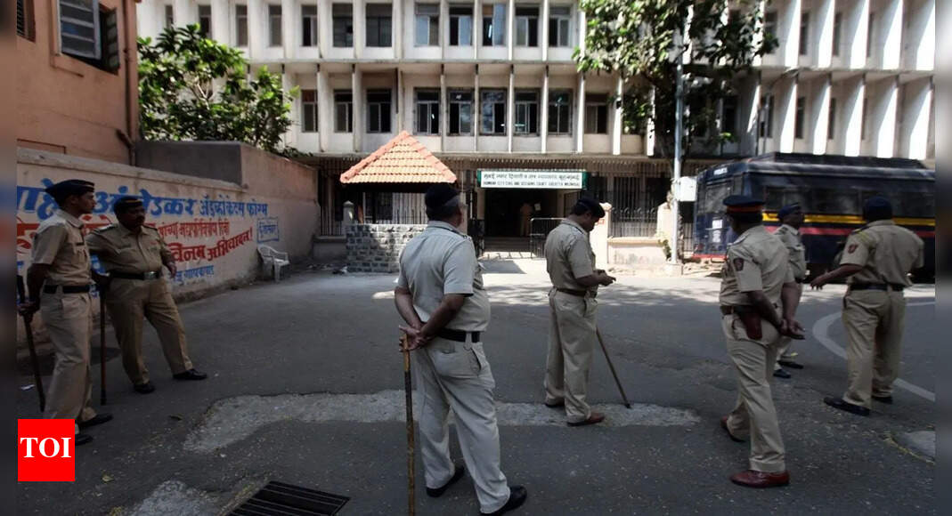 Bid to steal vintage car from Bandra home foiled
