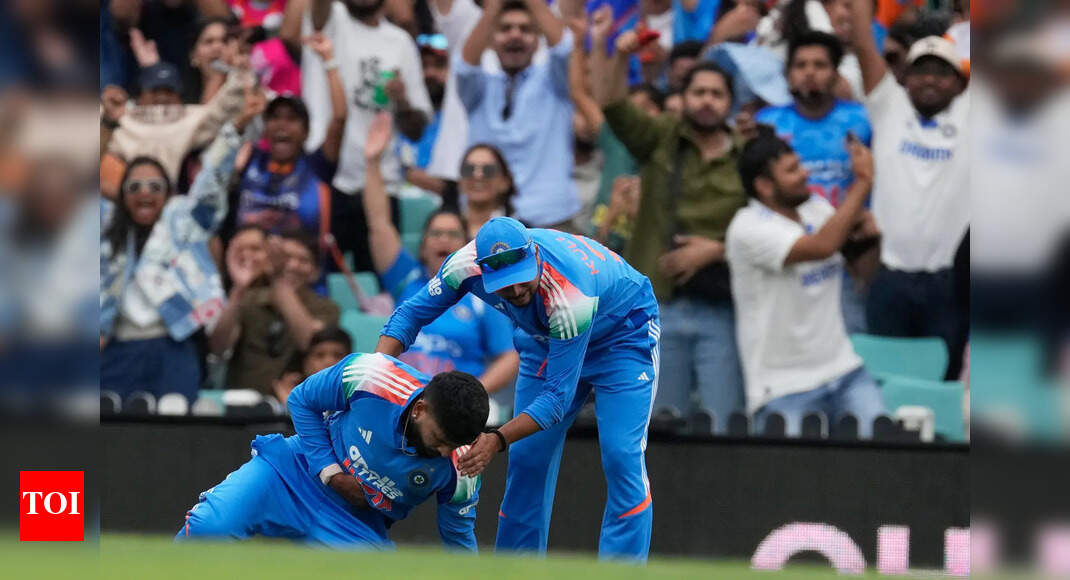 Huge blow for India! Shreyas Iyer suffers injury, taken to hospital