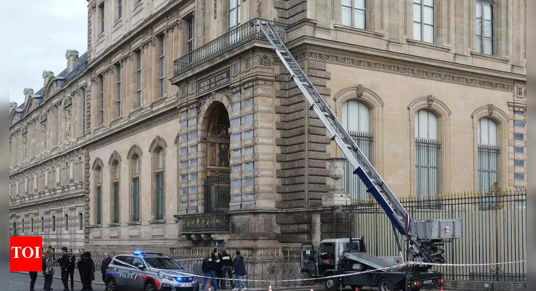 After fake detective, German lift company becomes the new star of the Louvre heist After fake detective, German lift company becomes the new star of the Louvre heist