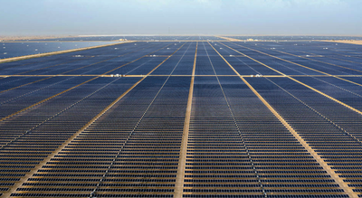 The Abu Dhabi gigascale solar project, covering 90 km², will pair a 5.2 GW solar farm with a 19 GWh battery, powering hundreds of thousands of homes with continuous renewable energy / Image: Al Dhafra Solar PV plant Can solar power work after sunset? Abu Dhabi’s gigascale project aims for 24/7 renewable energy with massive battery storage
