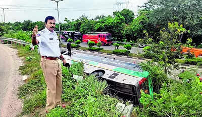 Day after Kurnool mishap, electric bus overturns near Hyderabad; no casualty | India News – The Times of India Day after Kurnool mishap, electric bus overturns near Hyderabad; no casualty | India News – The Times of India