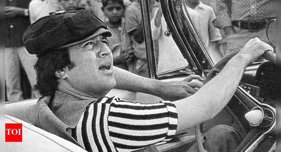 Rajesh Khanna was rescued by Parliamentary forces when women were holding on to the tyres of his car and crying: 'No one will see this kind of fame'
