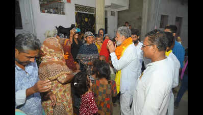 Jan Suraaj’s Darbhanga candidate Rakesh Kumar greets voters  Ambition, hype and ground-level hurdles in Bihar