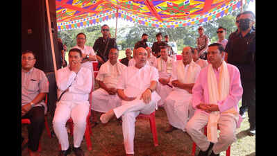 Former CM N Biren Singh at the feast on Sunday Biren hosts ‘Ningol Chakkouba’ feast for 4k IDPs in Imphal West