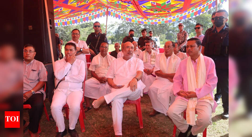 Biren hosts ‘Ningol Chakkouba’ feast for 4k IDPs in Imphal West