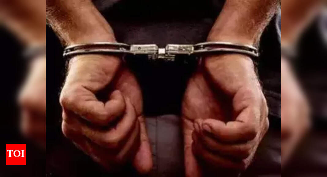 2 pose as detectives hired by hubby, extort 1L from banker, held | Mumbai News 2 pose as detectives hired by hubby, extort 1L from banker, held | Mumbai News