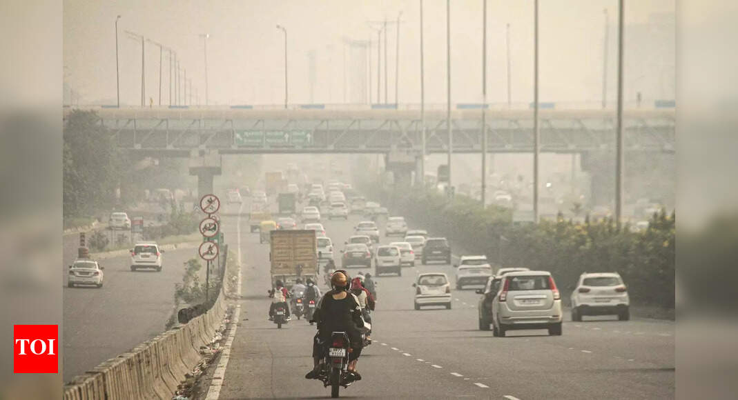 Delhi weather: Sunny skies, no rain; AQI remains very poor
