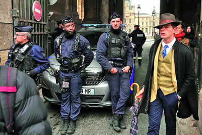 Mystery man in a photo after Louvre heist creates a buzz