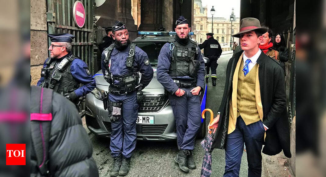 Mystery man in a photo after Louvre heist creates a buzz