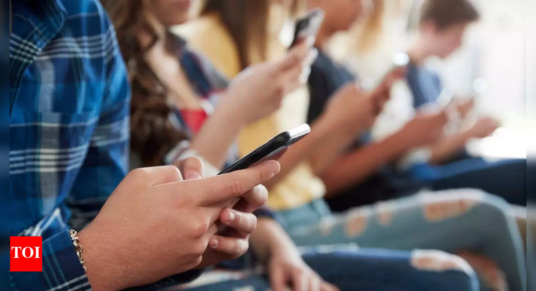 Less distraction, better scores: Benefits of banning cellphones in classroom, per a recent study at Florida school