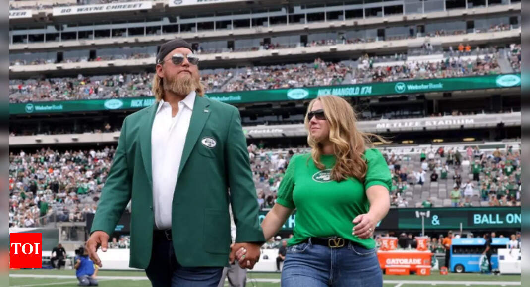 Nick Mangold Family Unit—Wife Jennifer and Four Children
