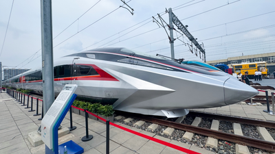 X @/CRRC_global  China unveils world's fastest train; CR450 hits 453 km/h