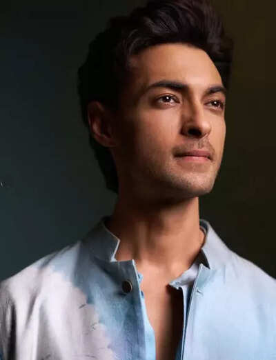 Mumbai, Oct 27 (IANS) Actor Aayush Sharma gave a heartwarming glimpse into his birthday celebration as he danced joyfully with his daughter Ayat. Aayush Sharma’s adorable dance with daughter Ayat melts hearts; Salman Khan and Arpita shower birthday love