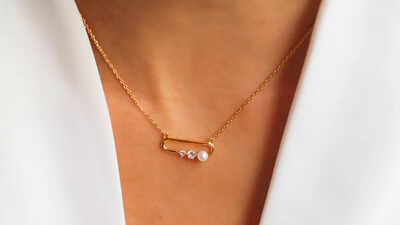 The humble safety pin has transformed into a major fashion accessory in 2025, evolving from its punk origins to symbolize solidarity and quiet strength.  This versatile trend, embraced by Gen Z and millennials alike, now signifies resilience, mental health awareness, and personal meaning, making it a powerful statement piece. Why is everyone suddenly wearing safety pin pendant necklaces?