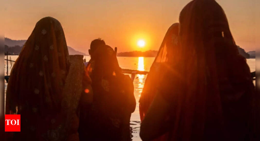 Chhath puja celebrations in Sambalpur: 10,000 devotees gather for sandhya arghya rituals